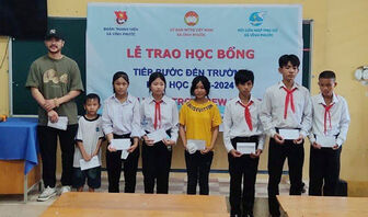 Trao 124 suất học bổng cho học sinh xã Vĩnh Phước