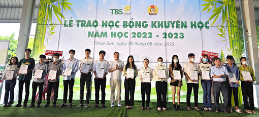 TBS An Giang trao hơn 1.200 suất học bổng khuyến học cho con của công nhân