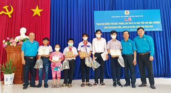 Liên đoàn Lao động huyện Châu Phú trao Học bổng Tôn Đức Thắng và quà “Tiếp sức đến trường”