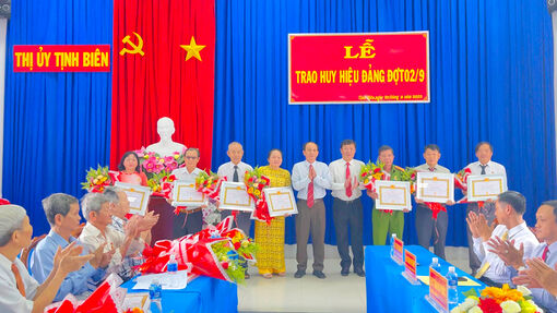 Ban Thường vụ Thị ủy Tịnh Biên trao huy hiệu Đảng đợt 2/9