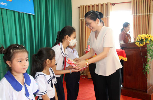 Hội Liên hiệp Phụ nữ An Giang trao 44 suất học bổng cho học sinh nữ vượt khó học giỏi