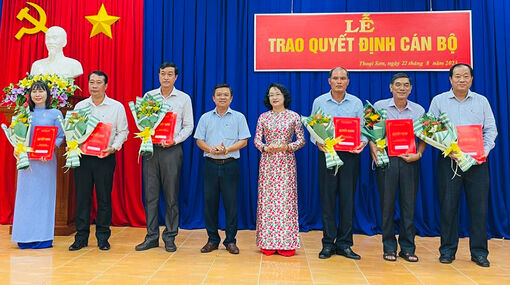 Huyện ủy Thoại Sơn trao quyết định cán bộ