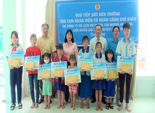 Liên đoàn Lao động huyện Chợ Mới trao học bổng cho học sinh hiếu học