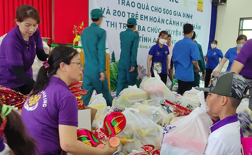 Phu nhân nguyên Chủ tịch nước Trương Tấn Sang tặng quà cho người dân Ba Chúc