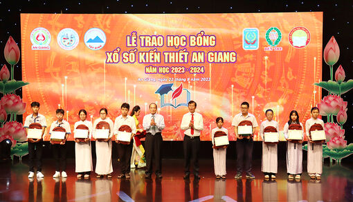 Trao Học bổng Xổ số Kiến thiết An Giang năm học 2023 – 2024 cho học sinh trong tỉnh