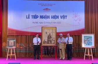 Tặng bức tranh 'Bác Hồ viết Tuyên ngôn độc lập' cho bảo tàng Hồ Chí Minh