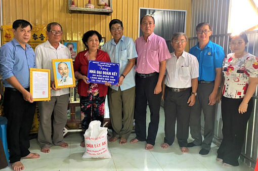 Bí thư Thành ủy, Chủ tịch UBND TP. Châu Đốc đến trao 7 căn nhà Đại đoàn kết cho gia đình khó khăn về nhà ở