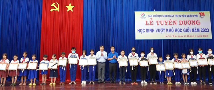 Ban Thường vụ Huyện đoàn Châu Phú tuyên dương 130 học sinh vượt khó học giỏi