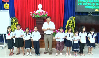 Hội Khuyến học TP. Châu Đốc trao quà “Tiếp bước tới trường”