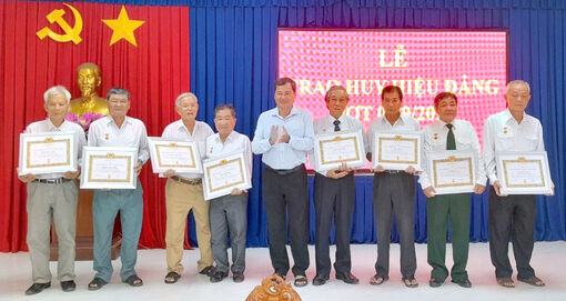 Huyện ủy Phú Tân trao Huy hiệu Đảng đợt 2/9