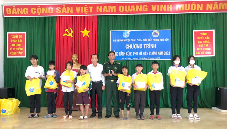 Hội Liên hiệp Phụ nữ huyện Châu Phú tặng quà học sinh nghèo và Đồn Biên phòng Phú Hữu