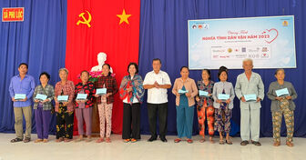 Chương trình "Nghĩa tình dân vận" với người dân xã biên giới Phú Lộc