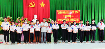 Thêm hàng trăm phần quà và thẻ bảo hiểm y tế cho học sinh nghèo huyện Phú Tân vào năm học mới