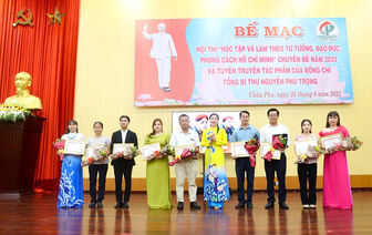 Trao giải Vòng chung kết Hội thi học tập Bác và tuyên truyền tác phẩm của Tổng Bí thư Nguyễn Phú Trọng tại huyện Châu Phú