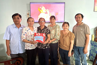 Lãnh đạo huyện Tri Tôn thăm cán bộ văn phòng các thời kỳ