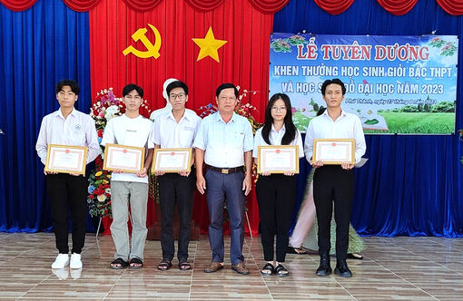 Phú Tân đẩy mạnh phong trào khuyến học, khuyến tài trước thềm năm học mới