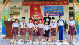 Phòng Giáo dục và Đào tạo TP. Châu Đốc trao trên 250 phần quà “Tiếp bước đến trường” cho học sinh khó khăn