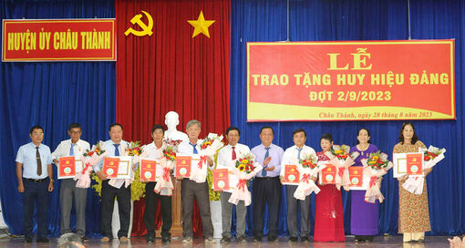 An Giang: Các Đảng bộ long trọng tổ chức Lễ trao Huy hiệu Đảng đợt 2/9