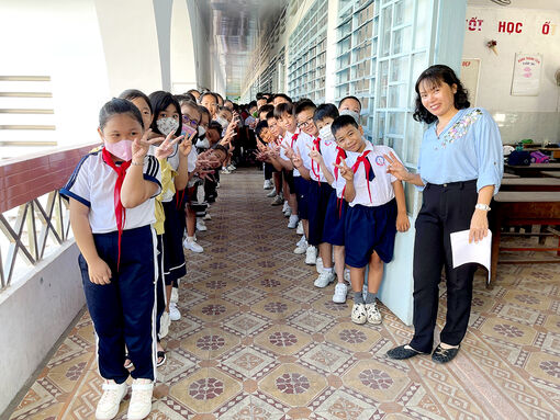 Học sinh tựu trường năm học mới