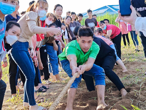 Quan tâm sân chơi cho công nhân lao động