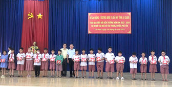 Sở Lao động – Thương binh và Xã hội tỉnh An Giang trao quà cho học sinh nghèo huyện Phú Tân