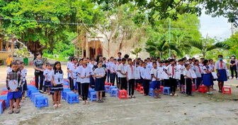 Thêm 267 bộ đồng phục tặng học sinh dân tộc thiểu số Khmer xã Núi Tô