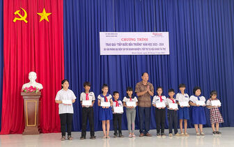 Thêm 30 phần quà “Tiếp bước đến trường” hỗ trợ học sinh có hoàn cảnh khó khăn ở Châu Phú