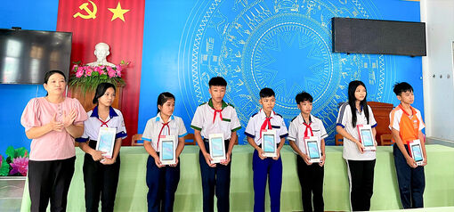 55 học sinh Chợ Mới được tặng máy tính bảng trị giá gần 130 triệu đồng
