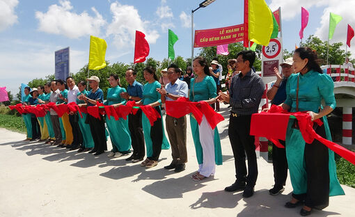 Khánh thành cầu nối thị trấn Tri Tôn và xã Núi Tô