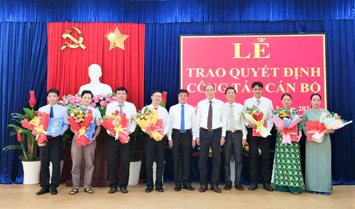 Thành ủy Châu Đốc trao quyết định 8 cán bộ