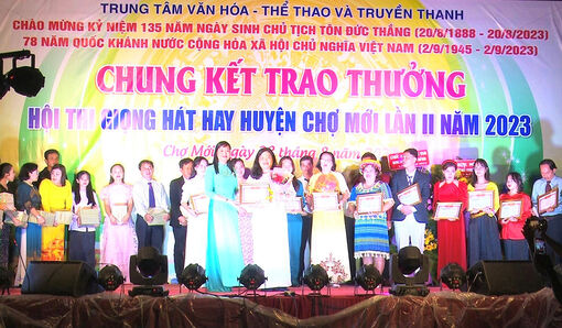 Trao thưởng Hội thi giọng hát hay huyện Chợ Mới lần thứ II/2023