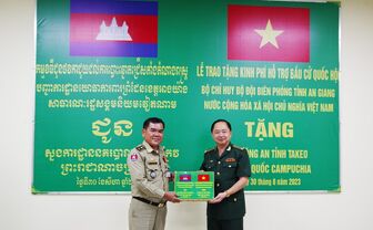 Bộ đội Biên phòng tỉnh An Giang trao hỗ trợ kinh phí Ty Công an tỉnh Takeo