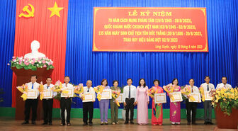 Thành ủy Long Xuyên kỷ niệm 78 năm Cách mạng Tháng Tám, Quốc khánh 2/9 và trao Huy hiệu Đảng