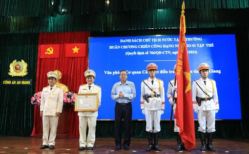 Công an An Giang công bố quyết định kiện toàn tổ chức bộ máy theo đề án của Bộ Công an và trao tặng các hình thức khen thưởng cấp Nhà nước