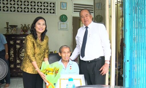 Phó Bí thư Tỉnh ủy, Chủ tịch UBND tỉnh An Giang Nguyễn Thanh Bình trao Huy hiệu Đảng tại nhà cho đảng viên cao niên tuổi Đảng