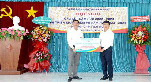 Trao tặng hơn 56.000 bản sách giáo khoa cho học sinh
