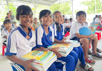 Thêm 192 bộ sách giáo khoa cho học sinh Khmer huyện Tri Tôn