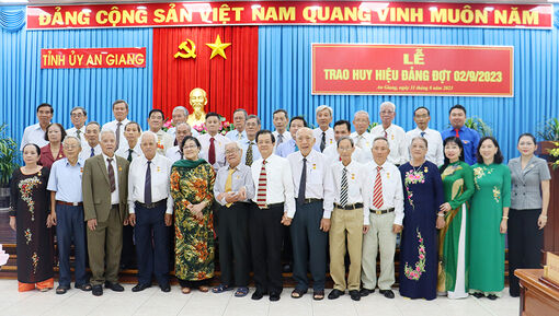 Ban Thường vụ Tỉnh ủy An Giang trao Huy hiệu Đảng đợt 2/9/2023