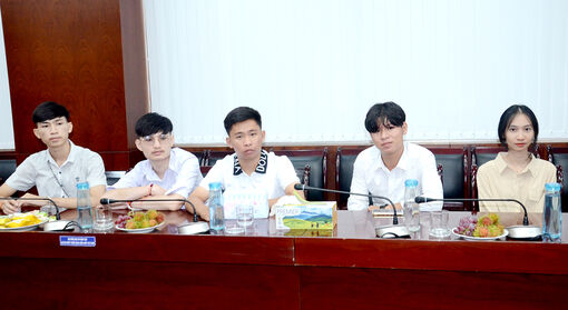 Đón tiếp 5 tân sinh viên Lào sang nhập học tại Trường Đại học An Giang