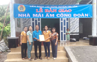Bàn giao Mái ấm công đoàn cho cô giáo mầm non huyện Tri Tôn