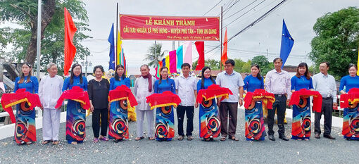 Thêm cây cầu bê-tông ở xã nông thôn mới Phú Hưng