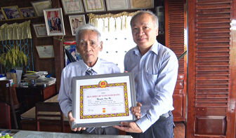 Trưởng ban Dân vận Tỉnh ủy An Giang Võ Nguyên Nam trao Huy hiệu 60 năm tuổi Đảng tại nhà cho đảng viên