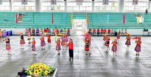 Giao lưu thể dục dưỡng sinh chào mừng Quốc khánh 2/9 ở Chợ Mới