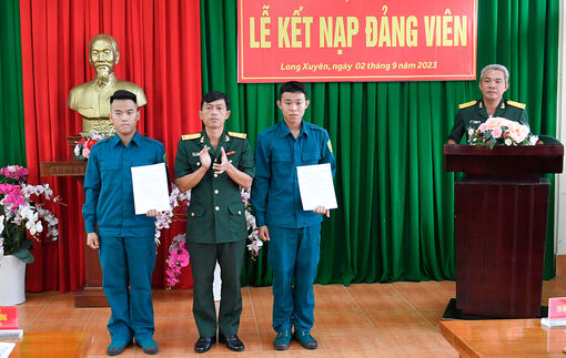 Kết nạp 2 dân quân thường trực vào Đảng