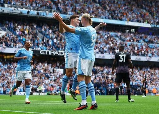 'Quái thú' Haaland lập hat-trick, Man City giật lại ngôi đầu Ngoại hạng