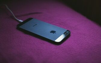 Apple cảnh báo không nên sạc iPhone trên giường ngủ