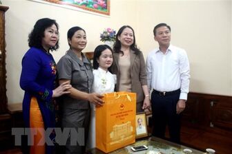 Phó Chủ tịch nước thăm hỏi, động viên cô giáo không tay Lê Thị Thắm