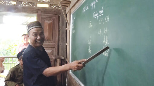 Nỗ lực dạy chữ trong đồng bào dân tộc thiểu số Chăm