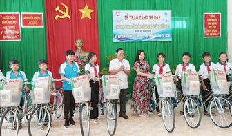 Chủ tịch UBMTTQVN tỉnh An Giang Nguyễn Tiếc Hùng đến trao xe đạp cho học sinh biên giới