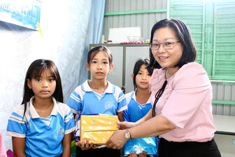 Hội Liên hiệp Phụ nữ huyện Châu Thành tặng quà cho học sinh nghèo Trường Tiểu học “A” Tân Phú